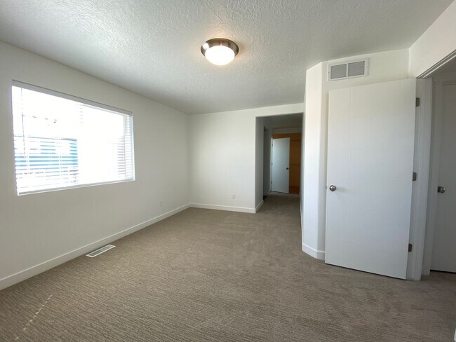 Building Photo - Two-story Single Family Home on Riverside.