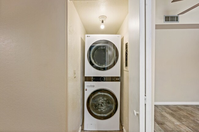 Building Photo - Colette Circle Condo