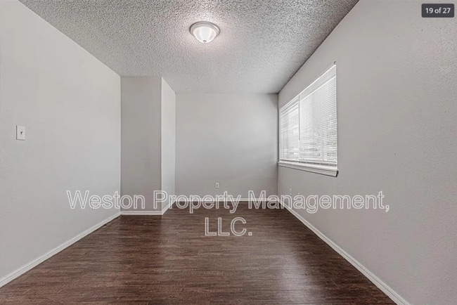 Building Photo - 1402 Bill Carrol Dr