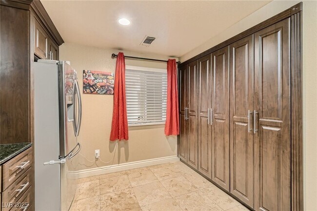 Building Photo - 210 E Flamingo Rd
