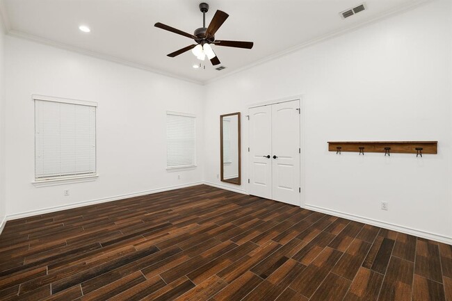 Building Photo - 617 S Excalibur St