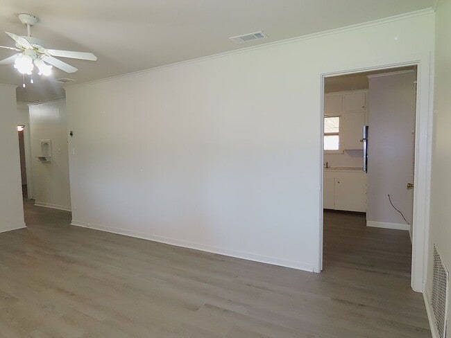 Building Photo - Lindale ISD, Spacious 3 Bedroom, 1 Bath House