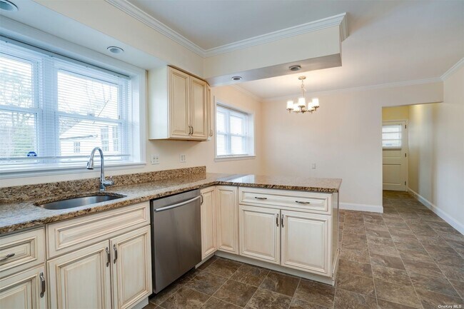 Building Photo - 10 Old Westbury Rd