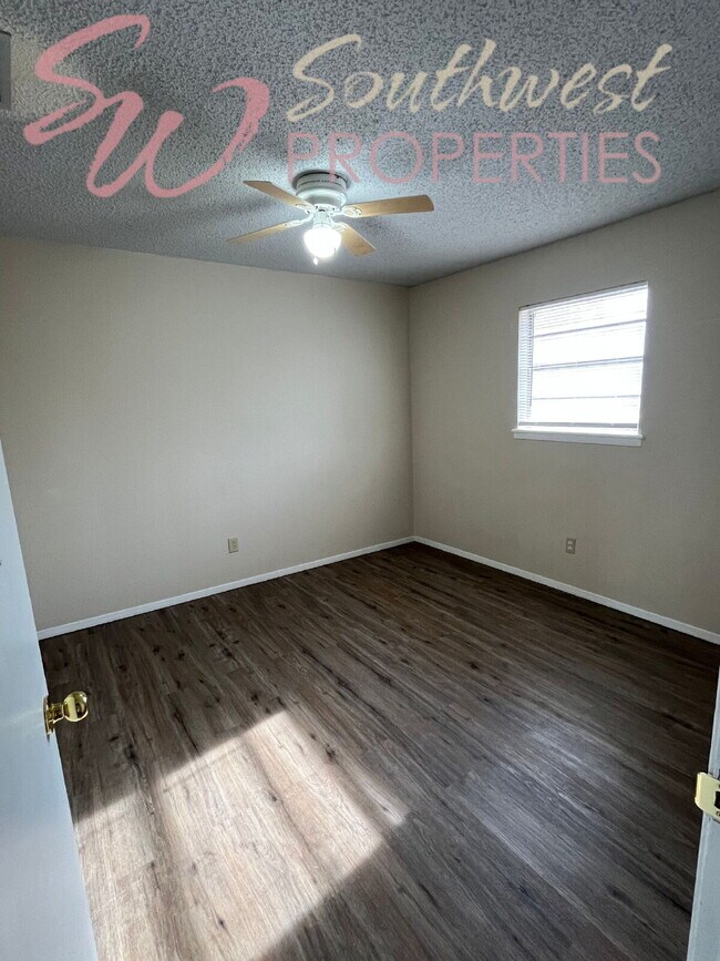 Building Photo - Move in Ready 2 bedroom 1 bath apartment -- Walk to Campus!