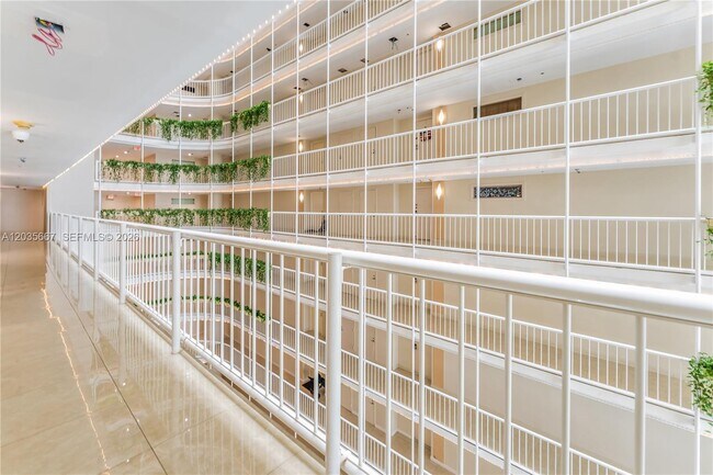 Building Photo - 1717 N Bayshore Dr