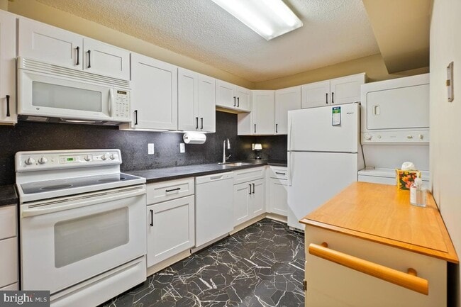 Building Photo - 15101 Interlachen Dr