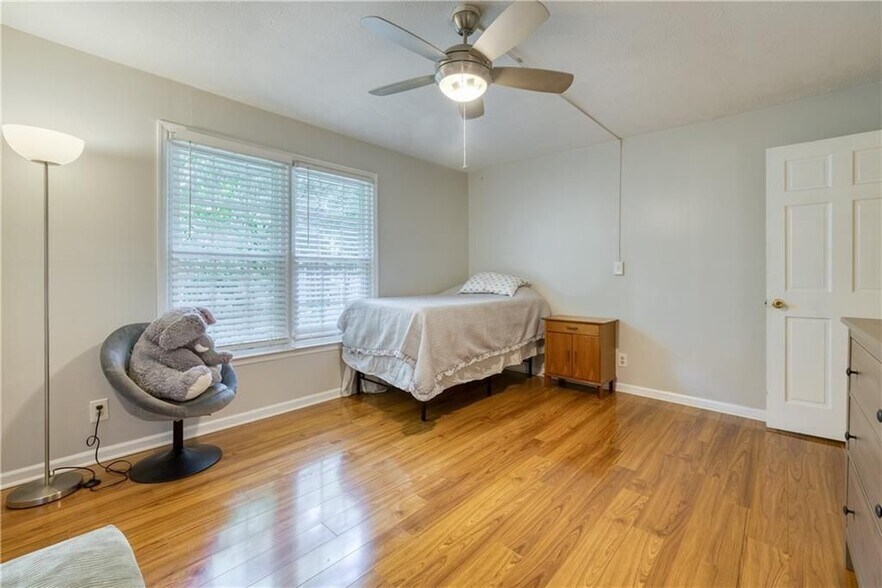 Building Photo - 1445 Oakridge Cir