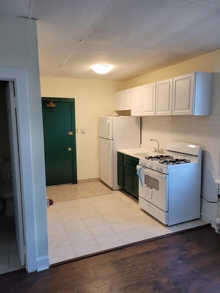 Main Entrance/Kitchen - 2035 E Allegheny Ave