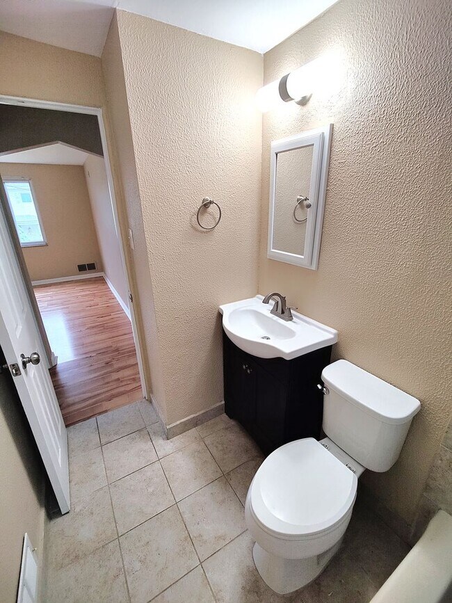 Building Photo - *Recently Updated 3BD/2BA Single Family Ho...