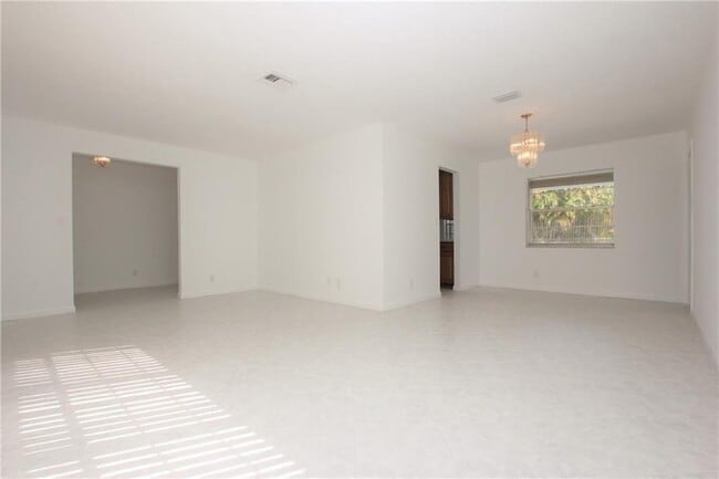 Building Photo - 1122 NW 82nd Ave