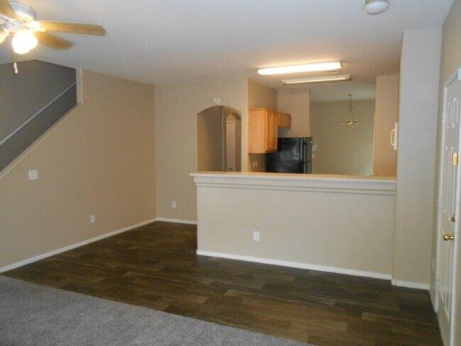Building Photo - Large Spacious 3 Bedroom Townhome with Com...