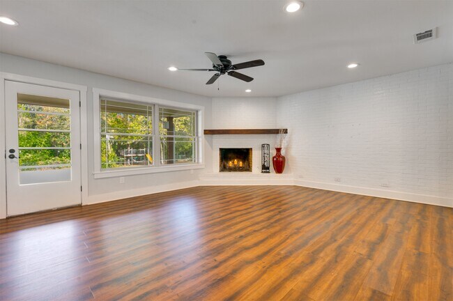 Building Photo - 215 Perryman Rd