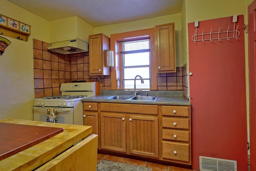 Building Photo - 1506 Edith Blvd NE