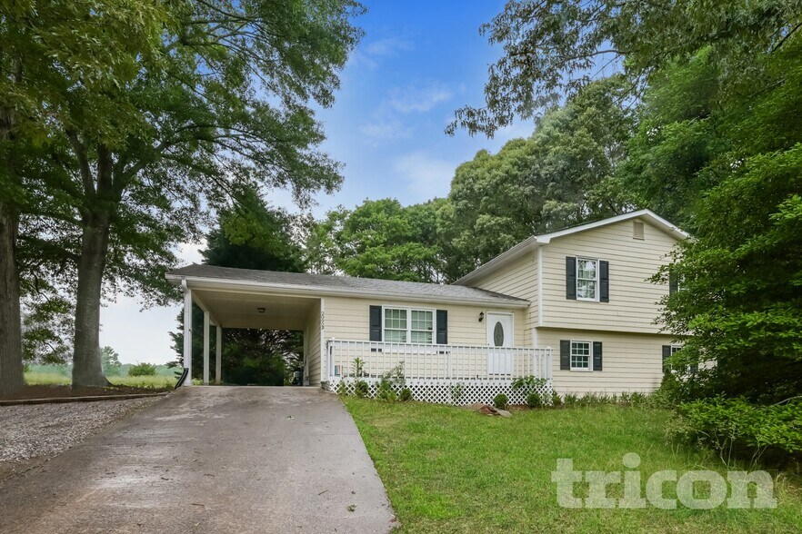 Primary Photo - 2092 Brooks Rd SE