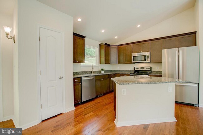 Building Photo - Sought After Aquia Harbour