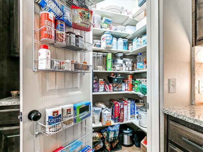 Building Photo - Deer Creek Schools and a Gated Community!