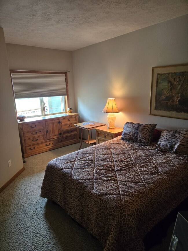 Building Photo - Stunning Views, Executive Home in Equestrian Meadows Redmond