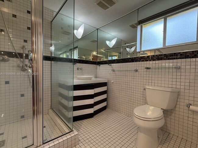 Building Photo - 1728 NE 39th St