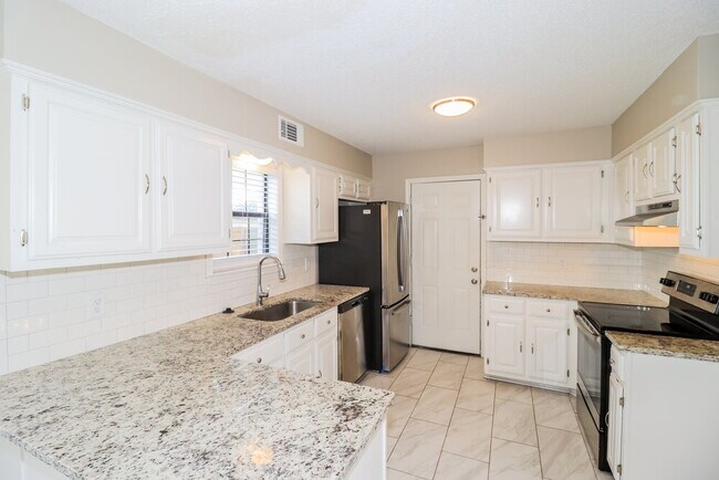 Building Photo - 7733 Deerfield Trce