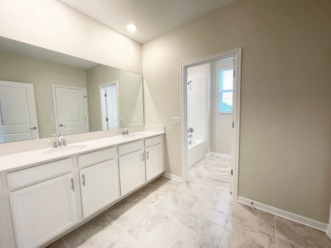 Building Photo - 4 bedroom 3.5 bath Solar Panels, The Cove at Waterside, LIKE NEW!