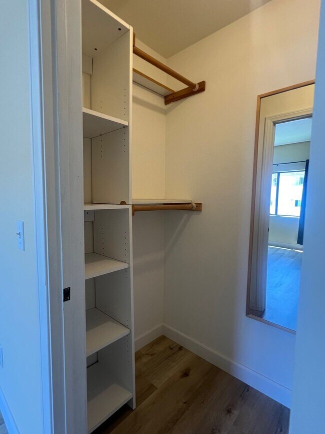 Building Photo - Los Caballeros #526