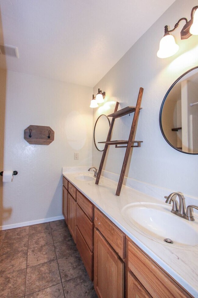 Building Photo - 3 bedroom Home in Diamond Valley