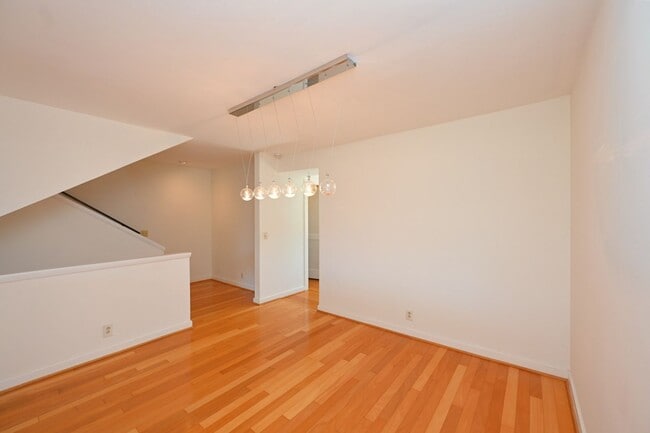 Building Photo - **PERFECTLY SITUATED TOWNHOME IN GREEN HIL...