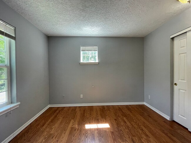 Building Photo - SE Home 3Bd/2.5Ba Home Close to the Willamette River off McLoughlin Blvd. 2 Car Garage and Washer...