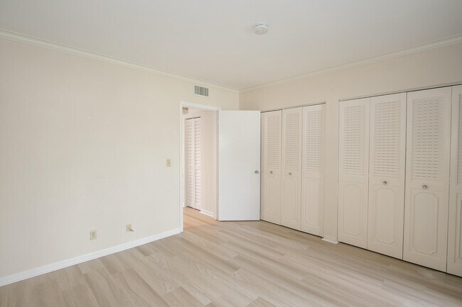 Building Photo - 3240 Lake Osborne Dr