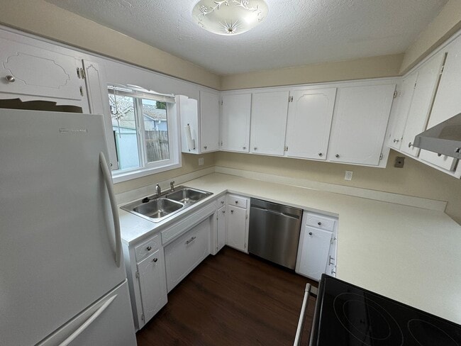 Building Photo - Charming 3 Bed / 2 Bath Ranch on Large Lot – Cul-de-Sac Location – $2,495/mo