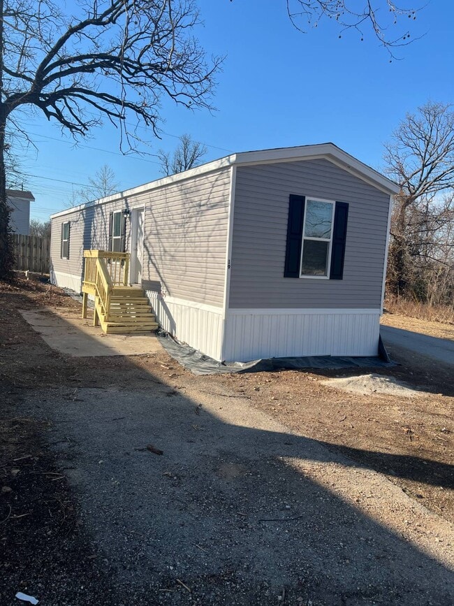 Building Photo - 200 E Zora St