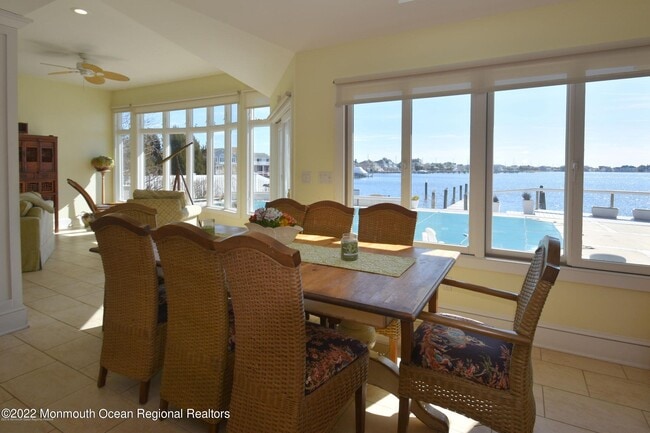 Building Photo - 323 Cove Dr