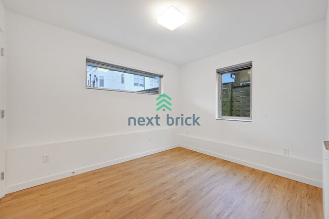 Building Photo - A beautiful 3 bed and 2 bathroom townhouse for rent