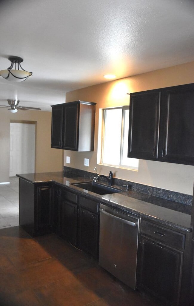 Building Photo - Awesome 5 Bed 2 Bath Home at ASU