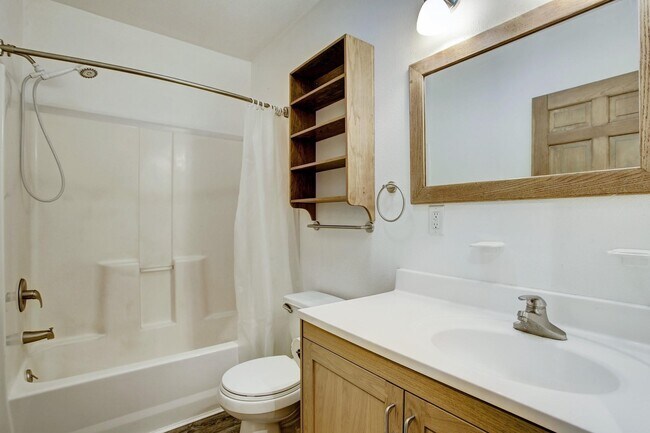 Building Photo - 5250 Eigel St