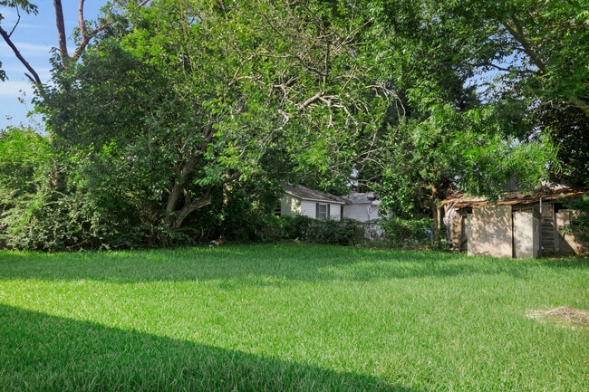 Building Photo - 304 B St