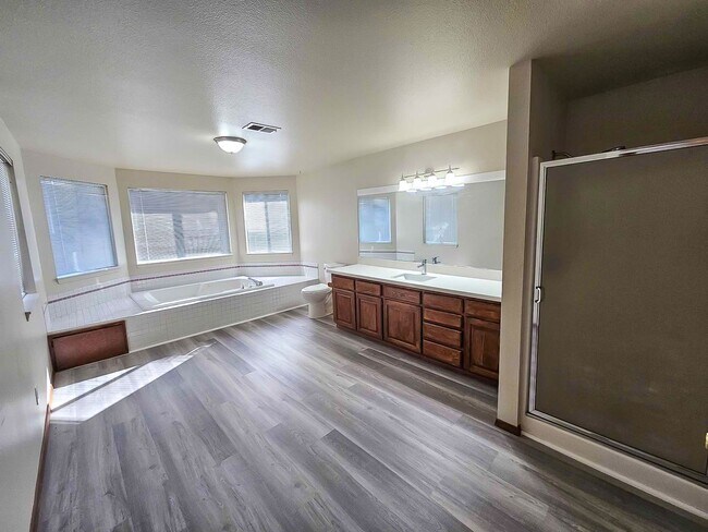 Building Photo - Spacious 2467 sq ft 4 Bedroom 2.5 Bath hom...