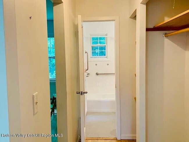 Building Photo - 2 Huguenot St