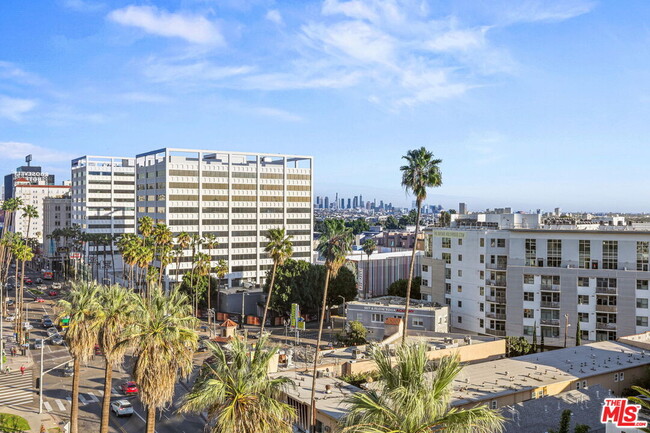 Building Photo - 7135 Hollywood Blvd