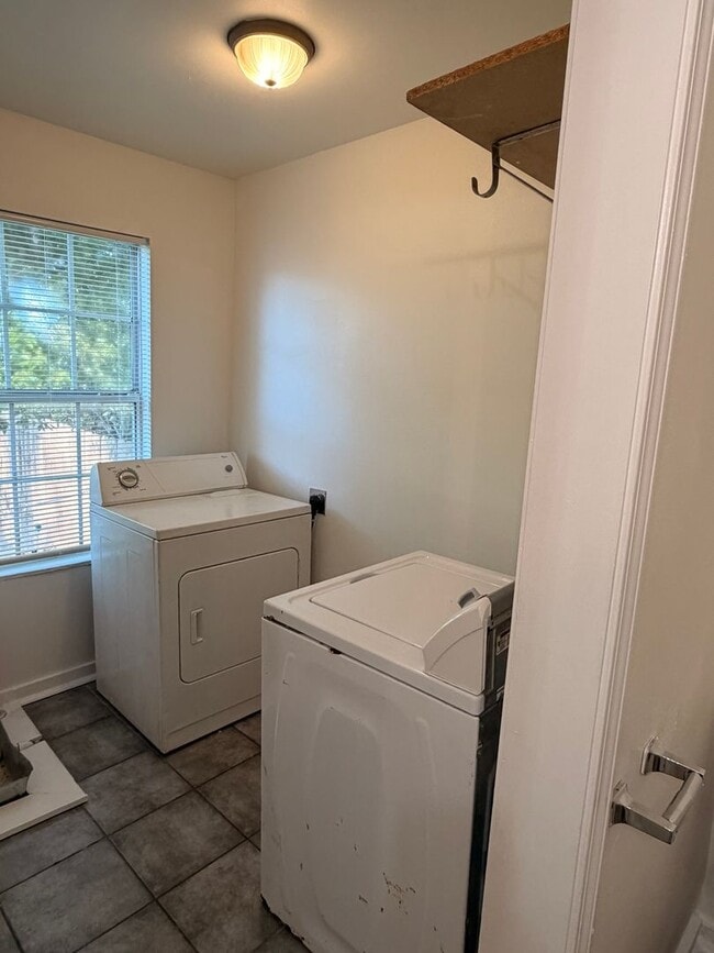 Building Photo - 2BD Shotgun w/ Private Backyard and Laundry