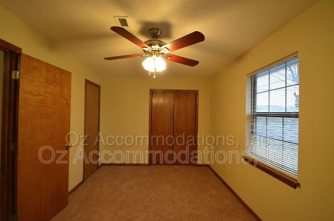 Building Photo - 311 NE Timbercreek Dr