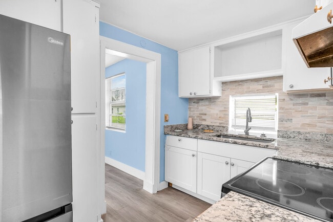 Building Photo - 1497 Silver Beach Rd