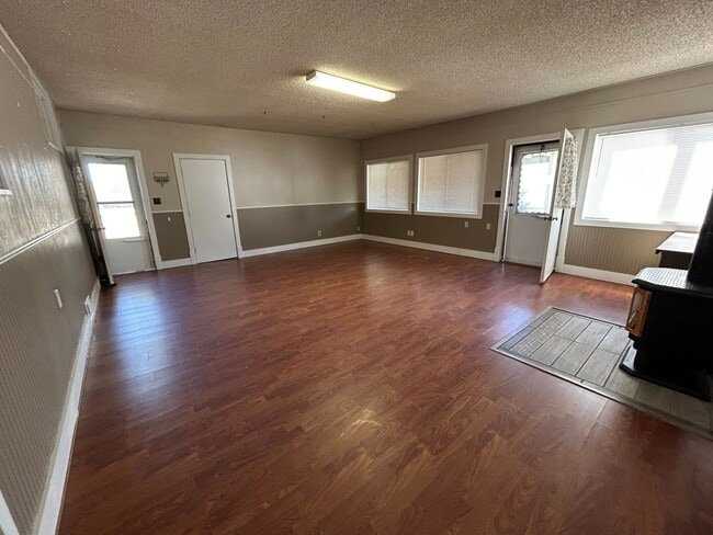 Building Photo - 3 Bedroom 1 Bath Large House with Garage & Many Amenities