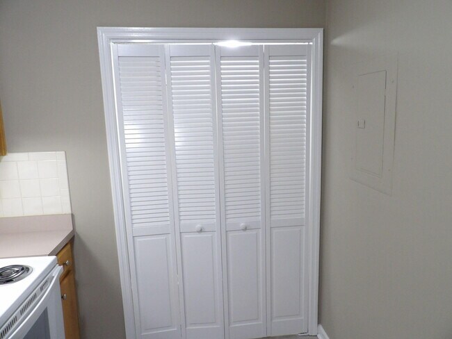 Building Photo - 244 Meadowview Dr