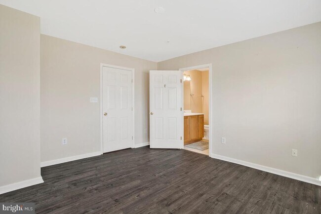 Building Photo - 7641 Fairbrook Rd