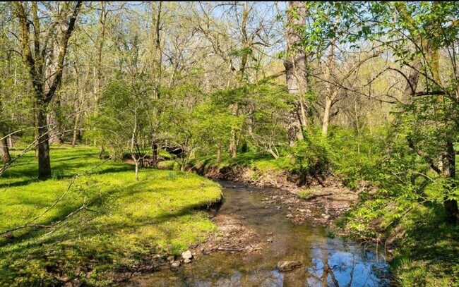 Building Photo - Glenview Hills HUGE 3 Bedroom 2.5 Bath Hom...
