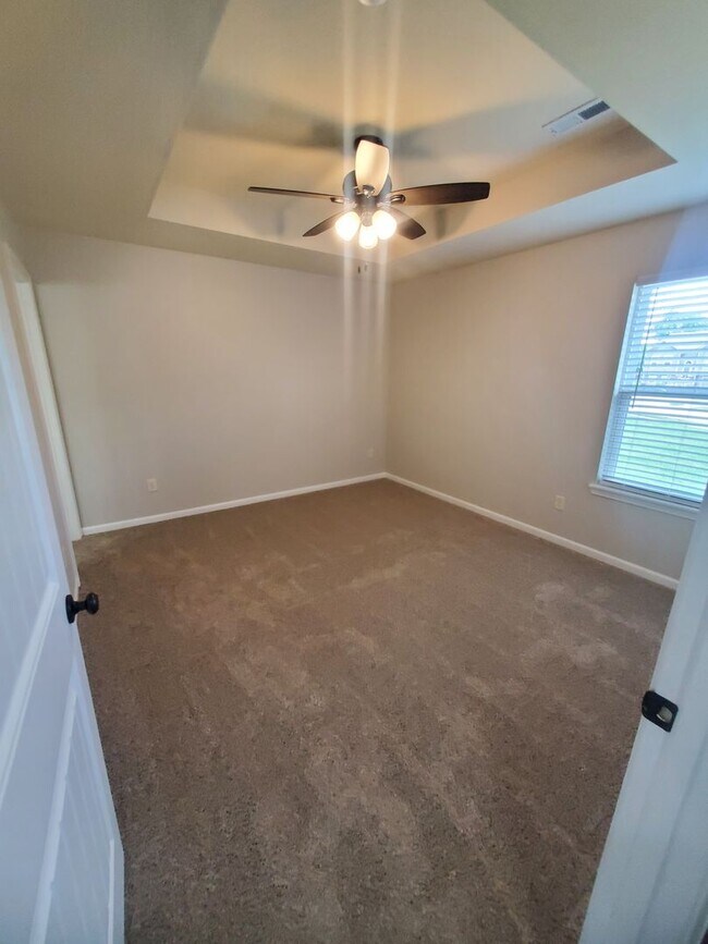 Building Photo - Freshly Updated, One Level Ranch, No Steps...