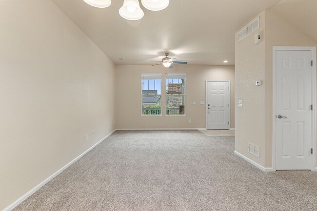 Building Photo - Evolve Real Estate: Beautiful 3 Bed / 2.5 ...