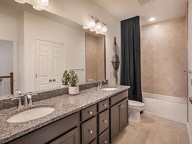 Main bathroom - 15 Robeson St