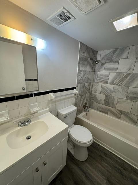 Building Photo - 2032 Catalpa Dr.